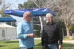 ח"כ עמרם מצנע מבקר בכפר שמריהו