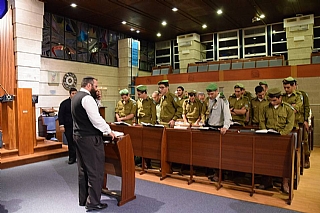 חנוכה - מדליקים נר עם חיילי הנח"ל (הגדל)